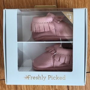 FRESHLY PICKED BABY MOCCASINS